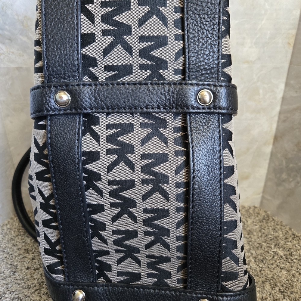 Michael Kors Black and Tan Shoulder Bag with Classic Design - Picture 9 of 12